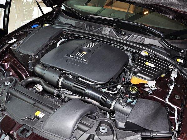 捷豹 2.0T 自动 发动机主体特写