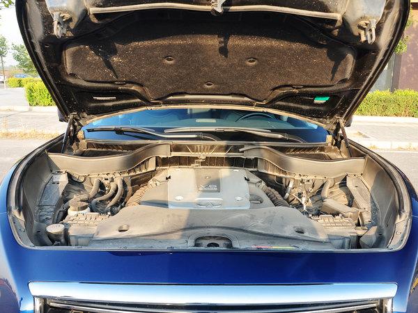 英菲尼迪 3.7L 自动 发动机局部特写