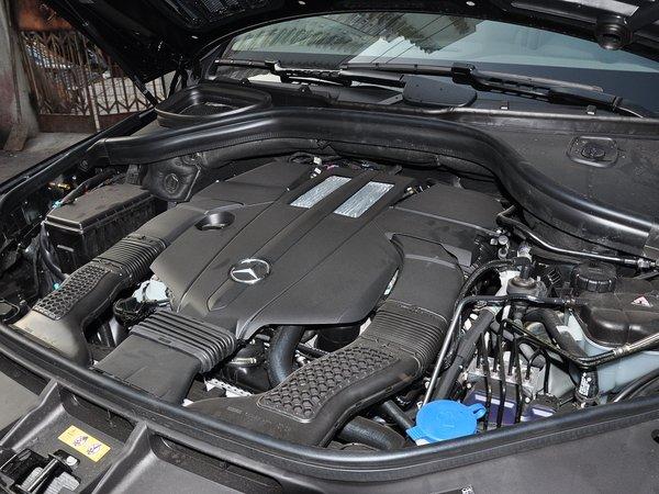 奔驰(进口) ML320 发动机主体特写