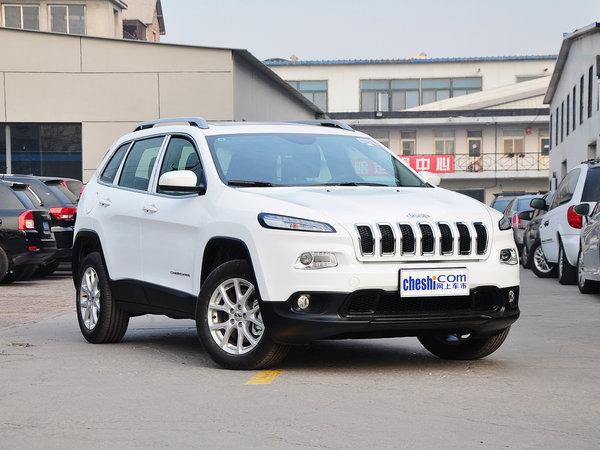 Jeep 2.4L 自动 车辆右侧45度角