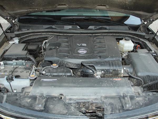 日产(进口) 5.6L 自动 发动机局部特写
