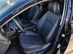 东风悦达起亚 2.0T AT 驾驶席座椅前45度视图