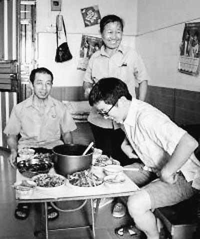 鞋厂女清洁工月薪2000元 培养出博士儿子(图)