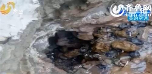 河道中惊现的“无底洞”。(视频截图)
