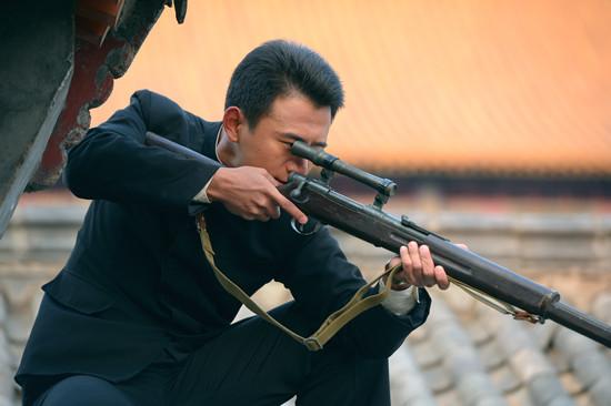 《光影》热血抗战镜头:男主硝烟中持枪瞄准(图)-中新网
