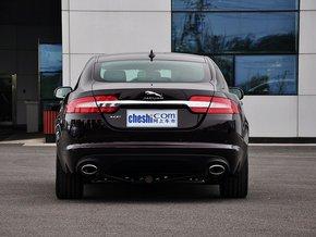 捷豹 2.0T 自动 车辆正后方尾部视角