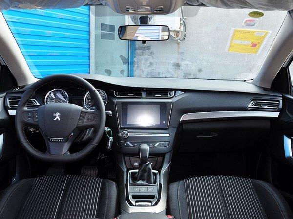 东风标致 1.8L 自动 中控台整体