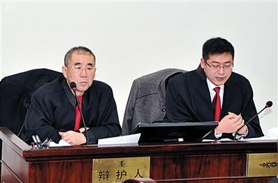 1月5日,呼市中院审理赵志红案。律师谢飞(左)和张瑞军(右)出庭为赵志红辩护。