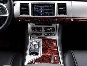 捷豹 2.0T 自动 中控仪表台总特写