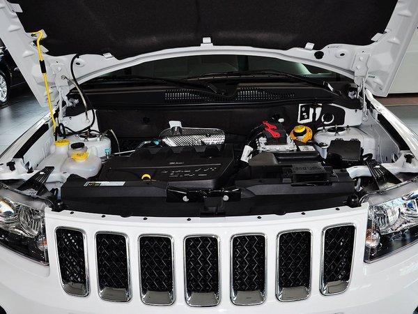 Jeep 改款 2.4L 自动 发动机局部特写