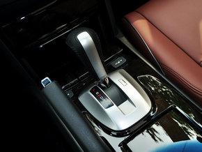 广汽本田 3.0 自动 挂档把手特写