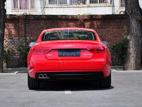 奥迪(进口) 45TFSI 2.0T CVT 车辆正后方尾部视角