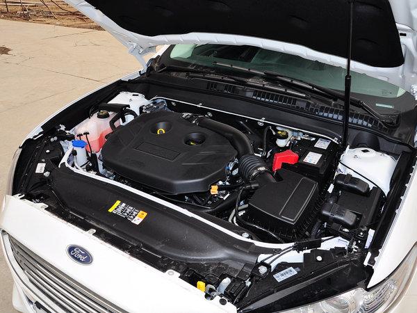 长安福特 2.0T AT 发动机主体特写