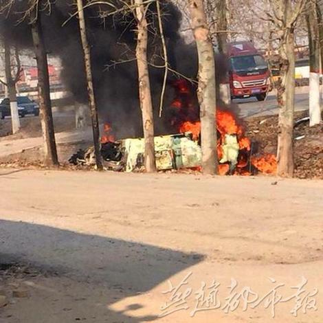 救出司机后熊熊燃烧的事故车辆