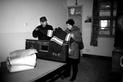 陈焕辉夫妇来到以前的家中,这里曾被作为用来藏匿受害人的第二现场。