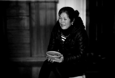 林立峰的母亲抱着装有猕猴桃的篮子痛哭不已。