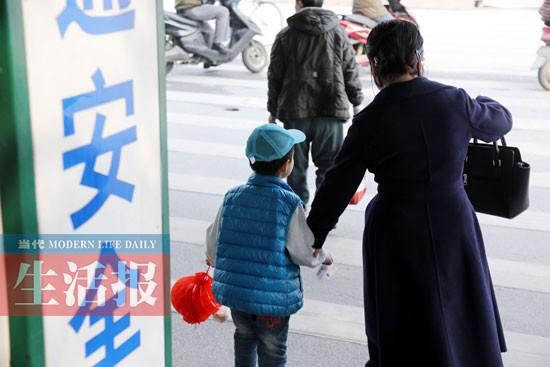 公共场所测测孩子的安全智商 5块钱“拐走”5岁娃