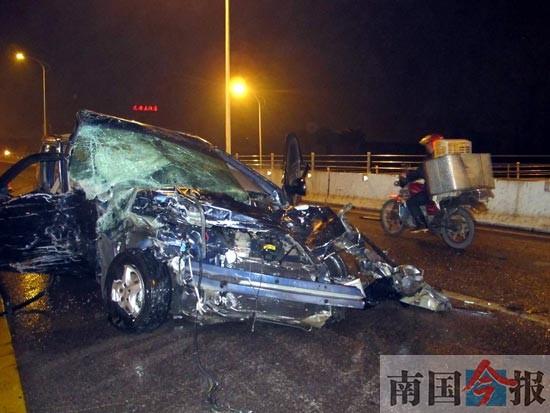 诡异!商务车疾驰桥上“撞墙” 反弹掀翻货车(图)