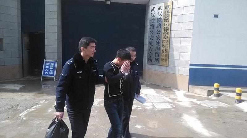 男子昔日托举救童今日帮人讨债涉非法拘禁图