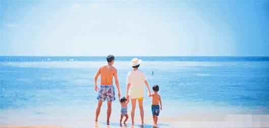 孙俪晒一家四口漫步海滩照女儿小花背影曝光图