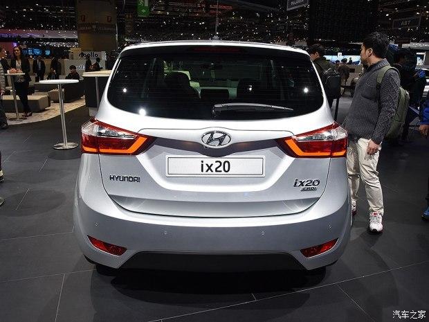 外观方面,新款现代ix20采用了全新设计的一体式镀铬前进气格栅,前大灯