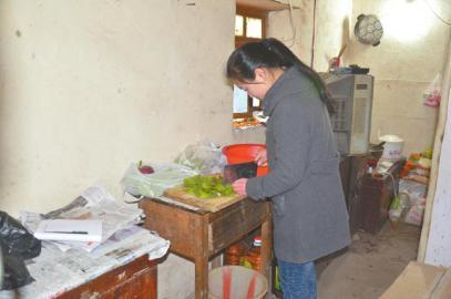 15岁女孩为瘫痪父亲做饭 学校到家每天跑8趟