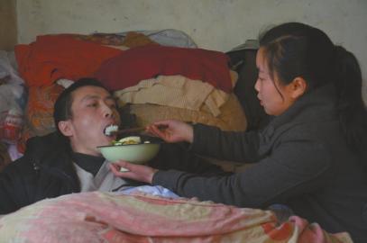 15岁女孩为瘫痪父亲做饭 学校到家每天跑8趟