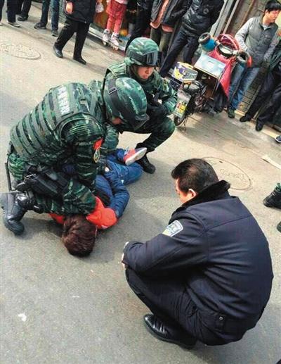 男子在京开套牌车闯卡冲撞交警逃逸6公里被擒图