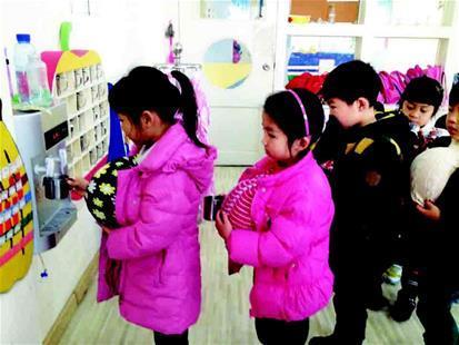 宜昌一幼儿园让孩子们怀揣气球 体验怀孕艰辛