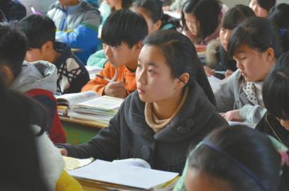 15岁女孩为瘫痪父亲做饭 学校到家每天跑8趟