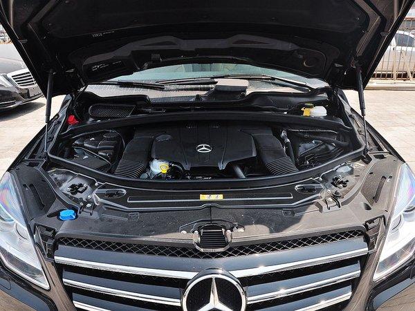 奔驰(进口) R400 发动机局部特写