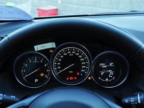 长安马自达 2.0L 自动 方向盘后方仪表盘