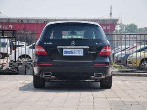 奔驰(进口) R400 车辆正后方尾部视角