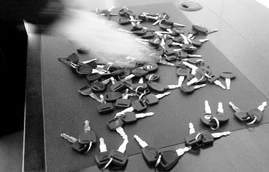 小偷揣百把车钥匙偷电动车 互开率高频频得手