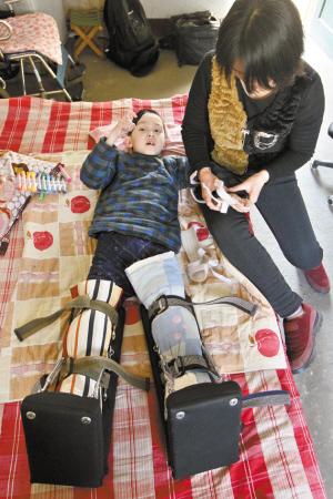 儿子车祸瘫痪母亲偷艺学会康复治疗图