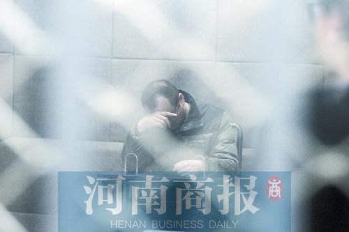 郑州街头殴打流浪老人嫌犯被警方控制