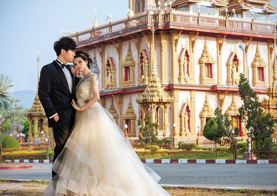 伊能静婚纱照曝光两人深情相拥画面唯美图