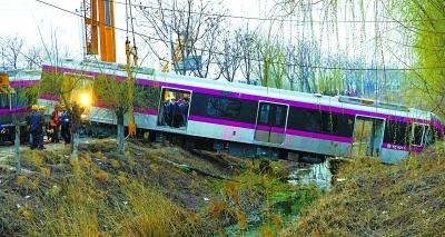 直到昨晚11时,发生在亦庄台湖车辆段试车线上的事故现场才清理完毕.