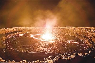 摄影师近距离拍摄熔岩湖:拍摄过程像接近地狱(图)