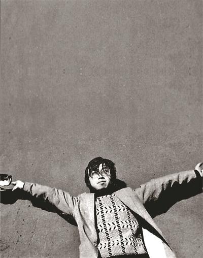 海子逝世26周年各路诗人赴高河查湾墓地朗诵拜祭