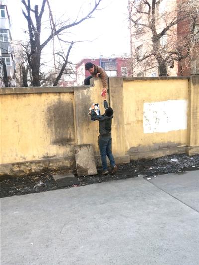 高校发通告砌墙禁外卖餐馆爬墙头给学生送餐图