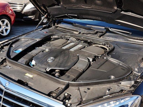 奔驰(进口) s400l 3.0t 自动 发动机主体特写