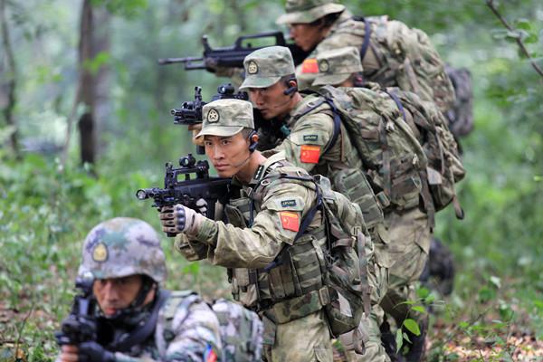 战狼战斗冲击感官丛林野战人狼肉搏图