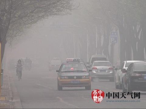 石家庄市区雨后大雾笼罩(秦楠 摄)