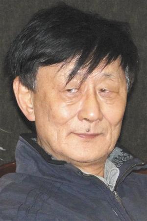 陈冲除了带锯锯齿儿的领子,这种女式服装其实跟列宁所穿的衣服没有