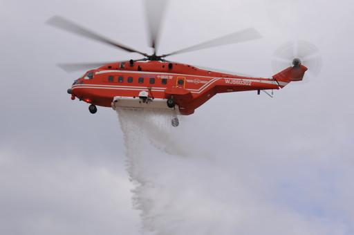 ac313直升机在丽江进行防火灭火演示飞行图