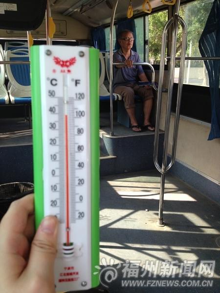 公交车厢变“烤箱”热晕乘客 司机忧开空调贴钱