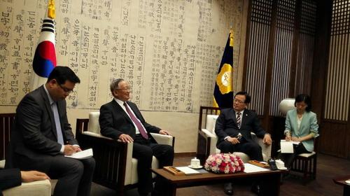 唐家璇会见韩国国会议长郑义和