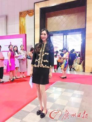 陈嘉希青春靓丽,说话做事果断、干练。