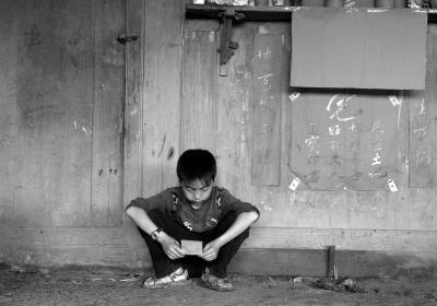 单亲留守儿童困守广西山村 孩子幼时母亲因贫出走